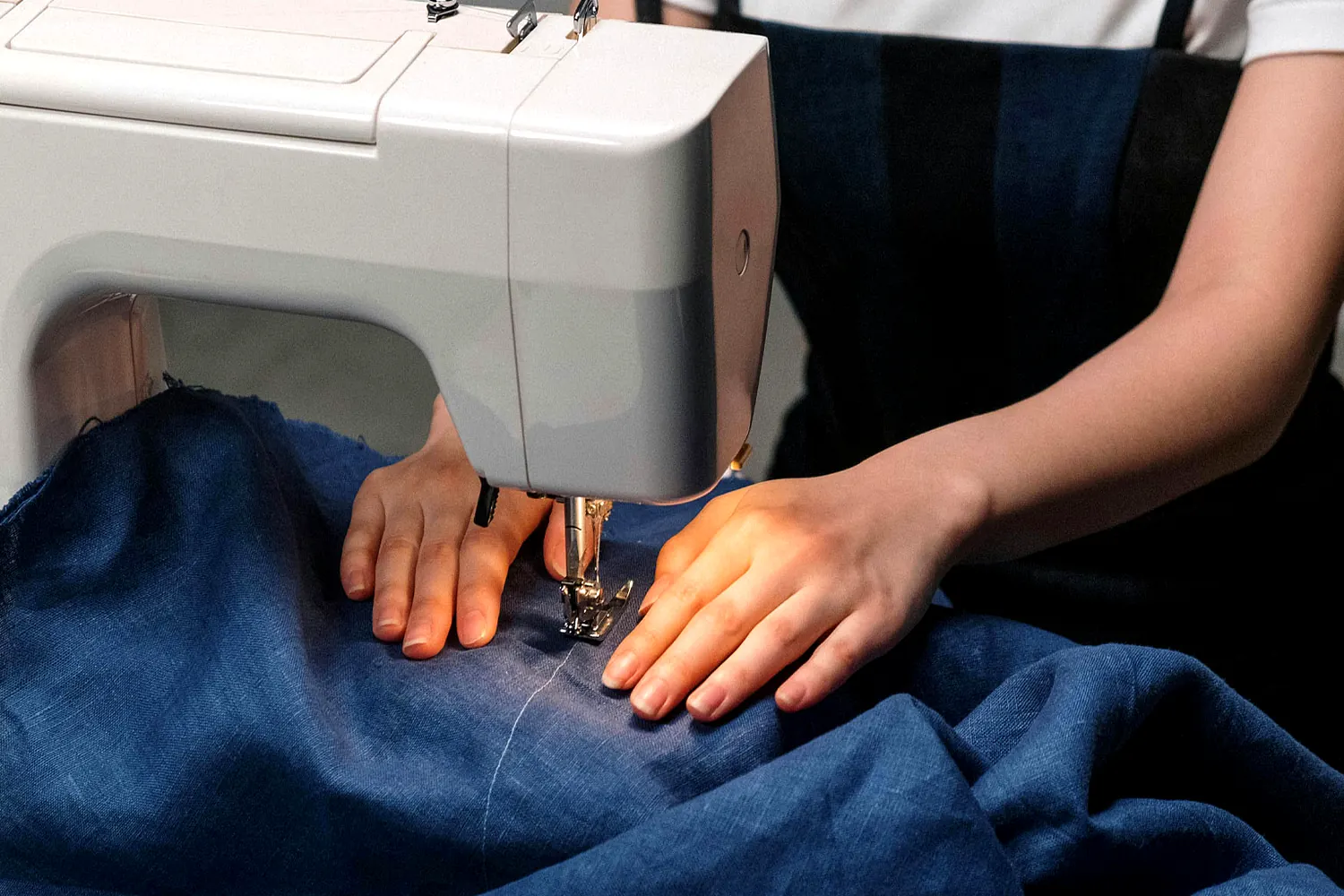 Fabrication de jeans denim chez COGIMEX avec machines de couture et savoir-faire textile