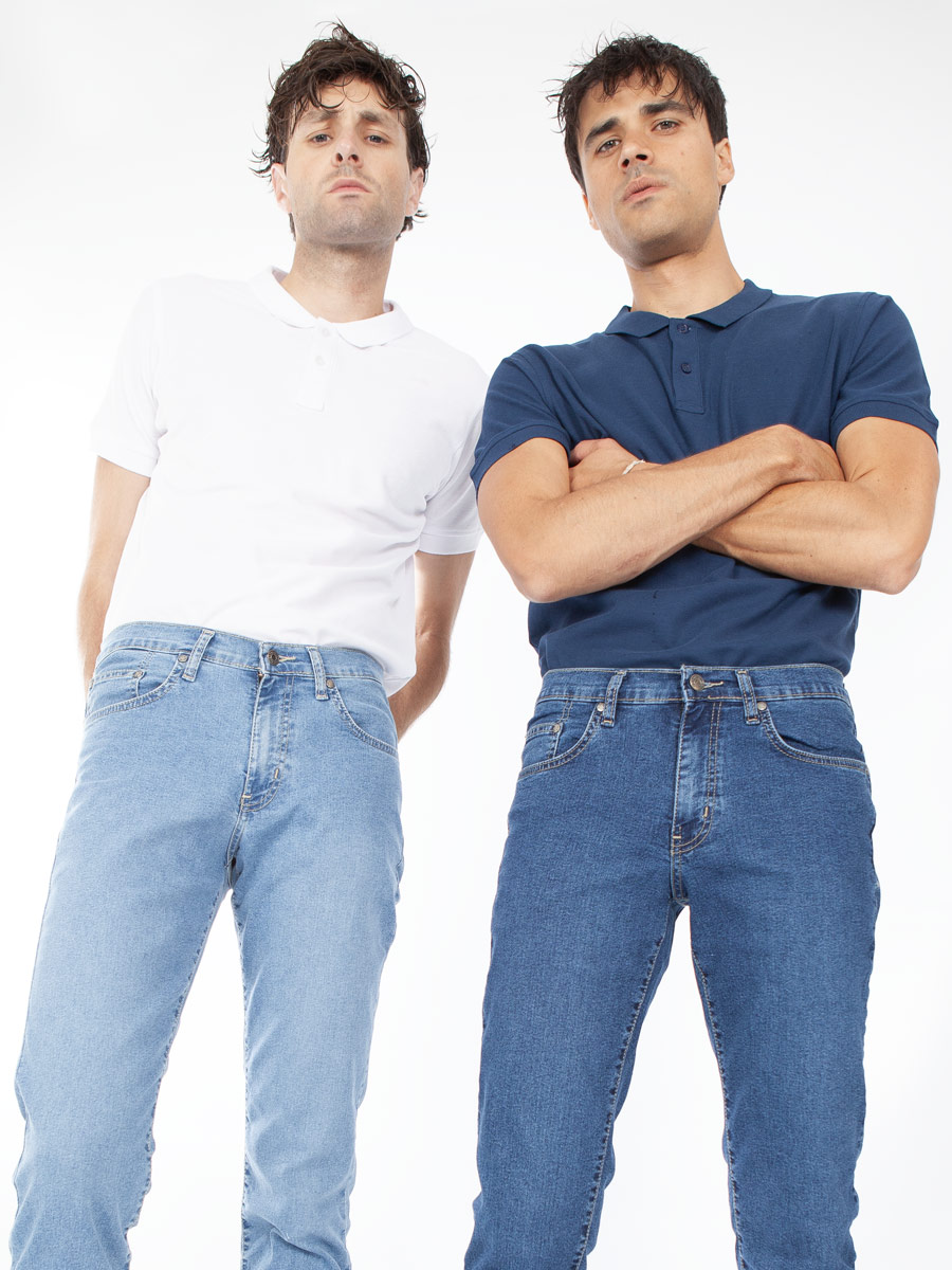 Deux modèles portant des jeans et polos homme