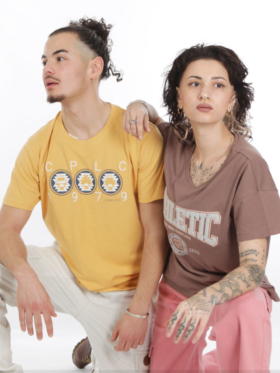 Modèles portant des vêtements de la collection Complices